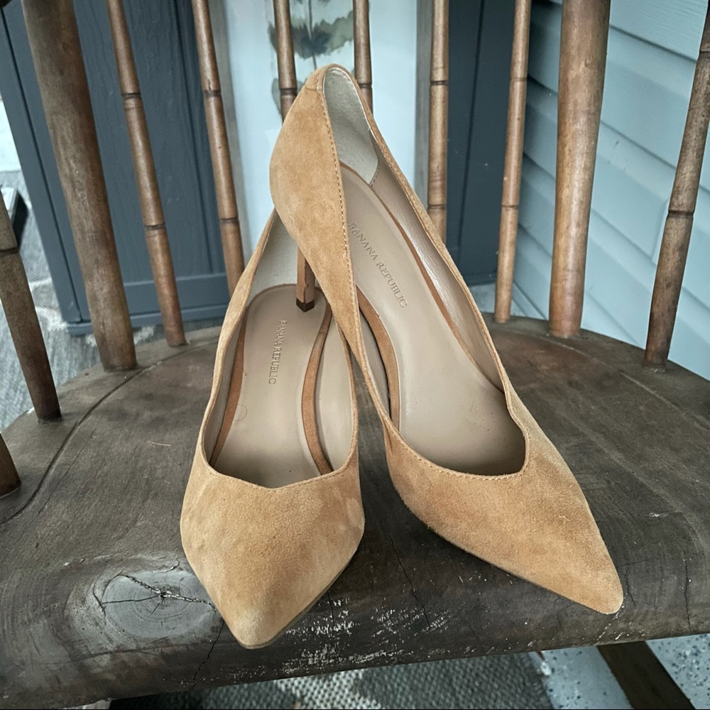 Banana Republic tan Madison 12 Hour Pumps